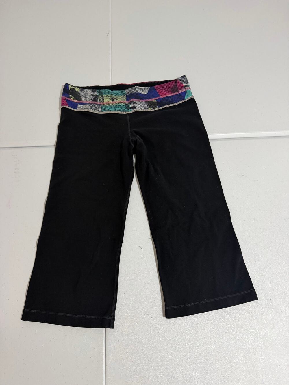 Lululemon Groove Crop Capri Flare Size 10 Black Printed Waistband Yoga Pant